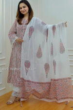 Women Cotton Blend Kurta Pant Dupatta Set - Image 2